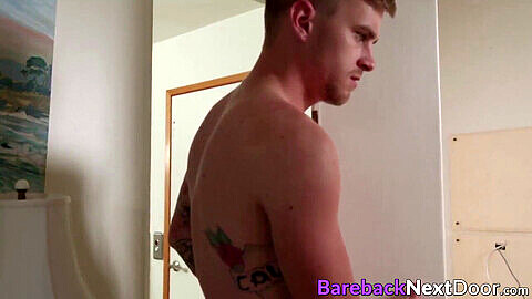 Giovane bellezza tatuata si riproduce con il twink Ryan Jordan su telecamera nascosta segreta