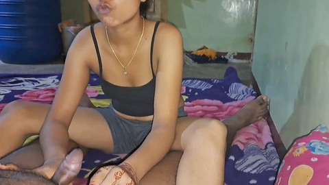 Ein heißes indisches Mädchen genießt eine nächtliche Sex-Session mit einem Desi-Mädchen bei einem feurigen indischen Treffen