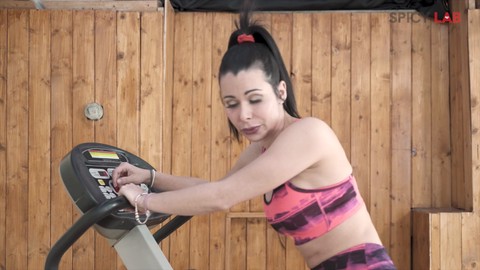 Jessy Jey enjoys intense workout at upscale gym
