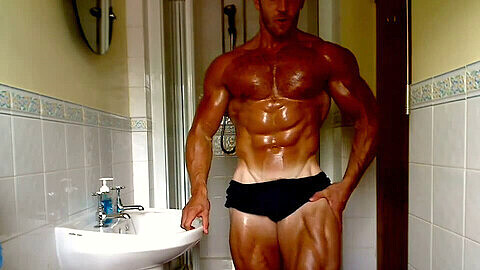 Adam Charlton, heterosexual, se pone caliente en el baño.