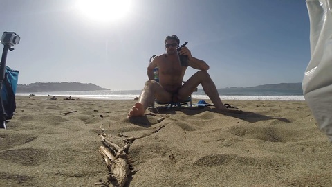 Nude fumando sulla spiaggia di Baker a San Francisco, California