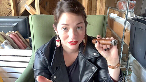 Chica sexy usando chaqueta de cuero fumando en ASMR con cigarro
