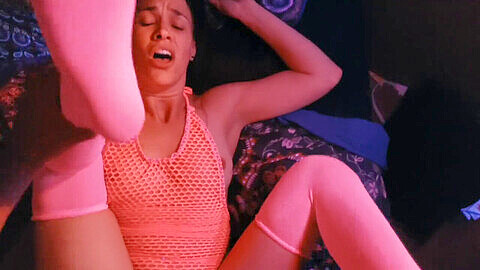 Una ragazza eccitata con calze sfavillanti rosa neon fa un footjob e mi fa venire due volte