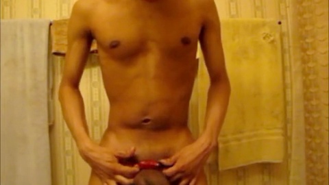 Una sessione di masturbazione bollente in bagno con teenager BBC che indossa maschere e lingerie nera
