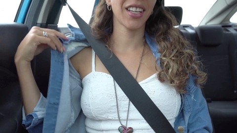 Una milf guida una JOI in auto in POV, titfuck e sborra sui suoi seni succulenti