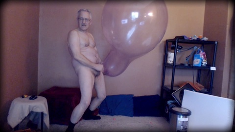 ¡El abuelito gay travieso se entrega a una sesión salvaje de juego con globos!