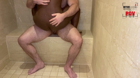 Un mec musclé s'amuse avec sa copine noire aux énormes seins naturels sous la douche