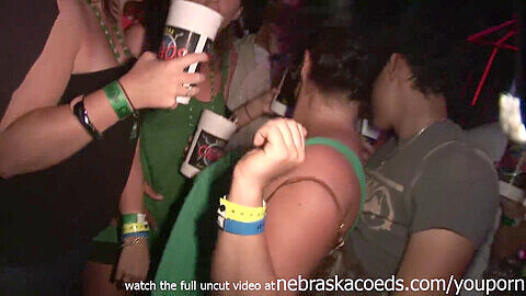 Chicas salvajes y traviesas muestran sus tetas durante una gran fiesta en un club con DJs de MTV y BTS