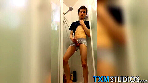 Dünner Amateur-Gay Harry Alexander entleert seinen Schwanz zum ersten Mal beim Duschen
