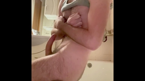 Ragazzo adolescente si masturba nella vasca da bagno