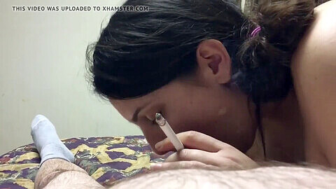 Fumadora novata hace una mamada rápida e inexperta