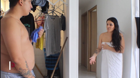 La madrastra Melanie Cáceres disfruta que le huelan la lencería - Porno español