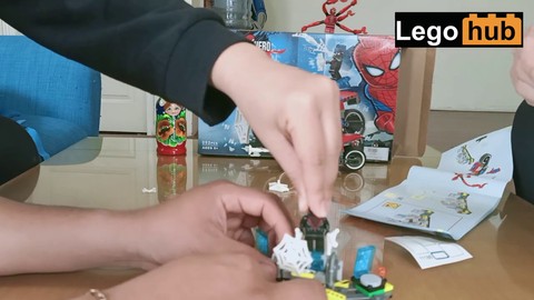 Trio MMF interrazziale nella villa di un amico con giochi per adulti e un set di Lego Spiderman