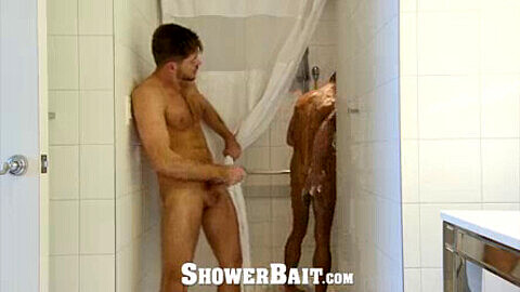 ShowerBait - Un homme hétéro se masturbe en regardant un autre homme prendre une douche et succombe aux plaisirs homosexuels. Tags: Anal, Fellation, Vidéo HD, Rencard sous la douche