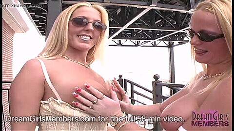 Blonde envoûtante exhibant son corps nu dans les rues publiques de Tampa
