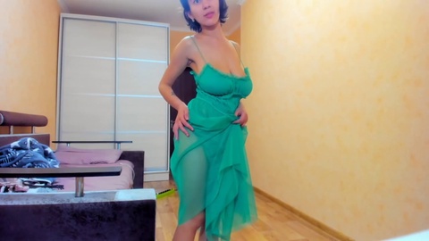 Myla Angel brûle d'envie dans une robe verte transparente!