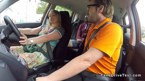 Zwei geile Fahrschülerinnen werden in der Auto des Instruktors erwischt und gefickt (mit versteckter Kamera)
