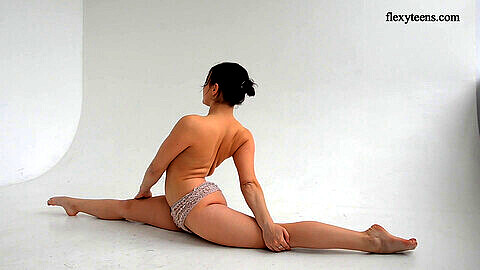 Dasha Lopuhova, ravissante jeune gymnaste étendue nue avec souplesse