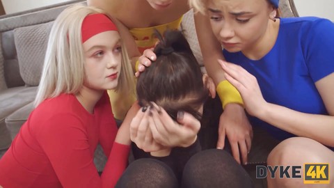 DYKE4K. Le sexe de groupe sauvage est l'approche la plus intense pour sa première rencontre lesbienne.