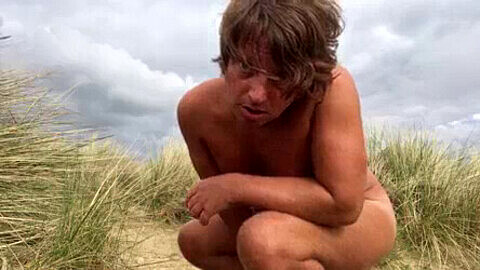 Jeune naturiste garçon Jakey explore dans la nature nue et s'amuse avec ses camarades homosexuels en plein air!