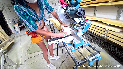 Bricolage: Une cochonne du bois donne une fellation bonus pendant la construction d'un canapé DIY avec une scie à onglets et une raboteuse-dégauchisseuse (4K, Musique)