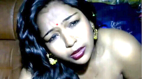 Une belle demoiselle indienne joue avec de gros seins de près
