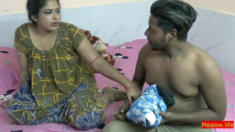 Hermosa bhabhi del pueblo disfruta de una apasionada sesión de amor con un intenso golpeteo vaginal