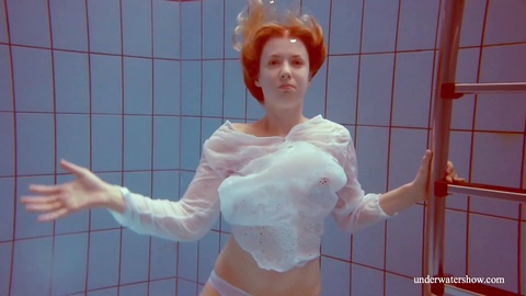 Melisa Darkova, una procace rossa con seno prosperoso e didietro ampio nuota in piscina