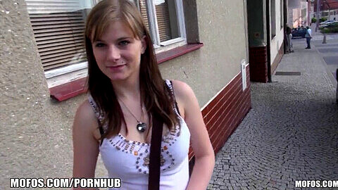 Hermosa estudiante checa amateur es pagada por sexo público intenso