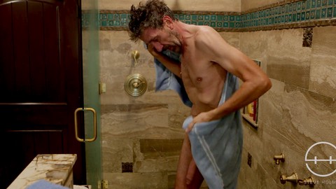 Steve Holmes, chaud étalon, savoure une douche torride avec sa grosse matinale