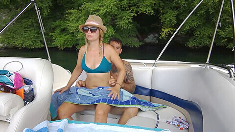Genießen Sie etwas Spaß mit öffentlichem Boot-Sex, bei dem dicke Ärsche große Schwänze im Freien nehmen!