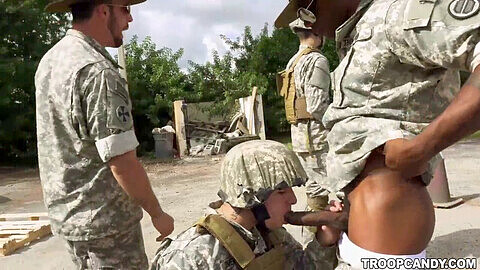 Tropa militar castigada con sexo anal gay rudo al aire libre por fracasos y erupciones