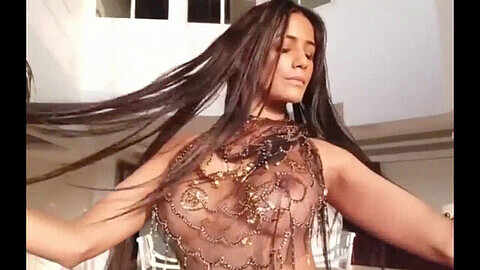 Indian actress Poonam Pandey showing naked tits