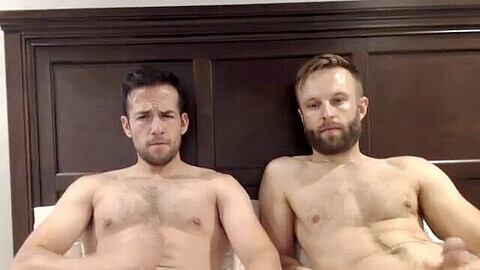 Deux beaux mecs se masturbent et se font des gorges profondes en direct sur leur webcam