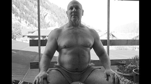 Diaporama de photos chaudes de muscle bear daddy avec une bosse massive qui met en scène le voyeurisme gay
