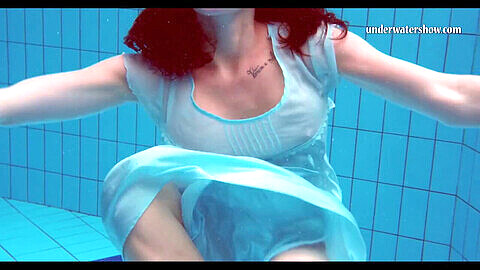 Girl swimming in clothes, in klamotten im pool, bể bơi