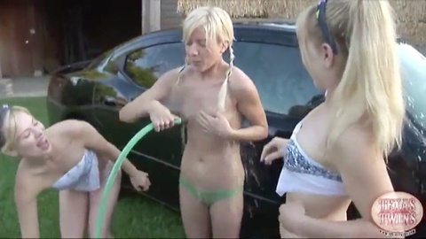 Versaute Texas Zwillinge werden während einer heißen Autowäsche nass und nackt