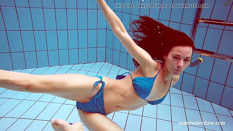 La delgada adolescente Martina luce increíblemente sexy mientras nada en la piscina pública.