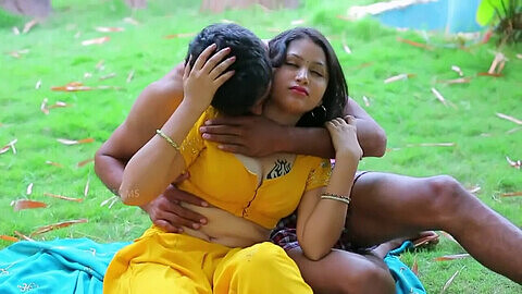 I seni e l'ombelico di Mamatha vengono accarezzati, baciati e schiacciati nel caldo cortometraggio indiano 583