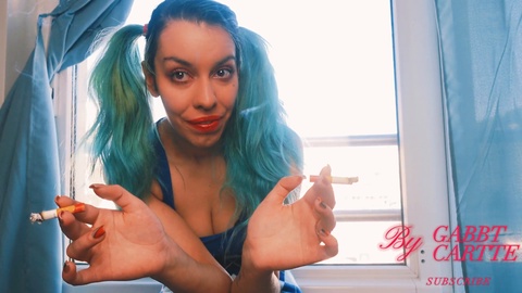 Erfüllendes Rauchfetisch-Video mit zwei sexy Zigaretten und einem schüchternen zierlichen Mädchen - Nahansicht in atemberaubendem 4K!