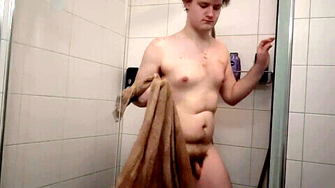 Joven adolescente gay gordito se ducha, se afeita la barba y disfruta del juego íntimo con la cuchilla