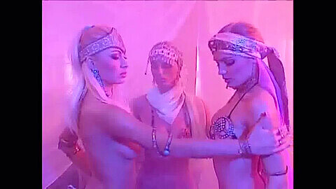 La sfida suprema: Lea Martini, Anita Blond e Anita Dark in una scena arancione esclusiva