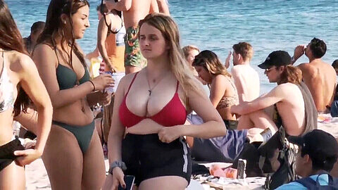 Une blonde sexy se fait espionner les seins sur la plage