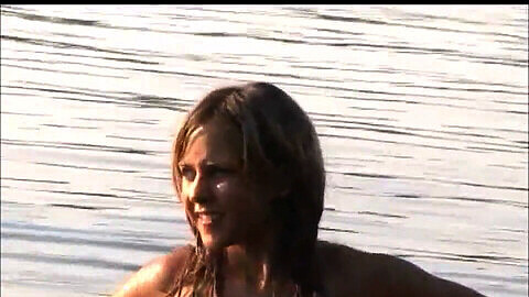 Bezaubernde Liza präsentiert ihren jugendlichen Körper am Flussufer in atemberaubendem HD-Video