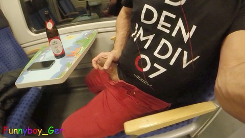 Des mecs allemands excités deviennent fous dans le train - plaisir gay avec des bites non coupées!