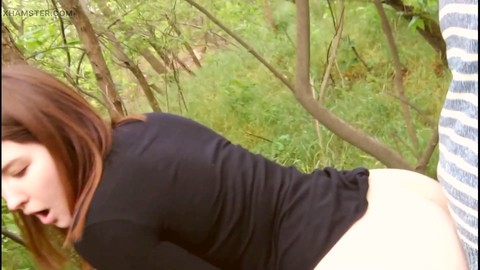 Adolescente asiatique coquine baisée en plein air par un inconnu dans une nouvelle ville