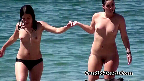 Belle donne dalle curve sorprendenti si spogliano sulla spiaggia nudista catturate con telecamera nascosta