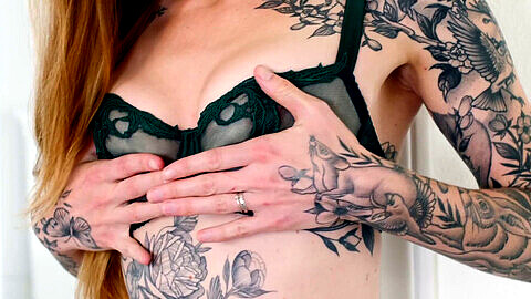 Une fille chaude avec le tatouage, point de vue d’une pipe, rugueux