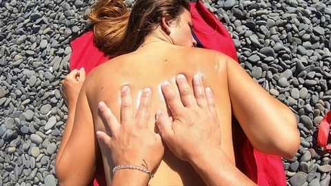 ¡Reina pechugona recibe un masaje y es penetrada en una playa abarrotada!